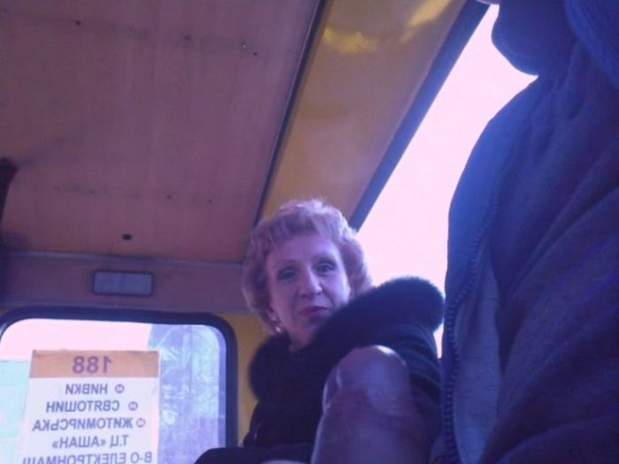 Смотреть жена мастурбирует в автобусе
