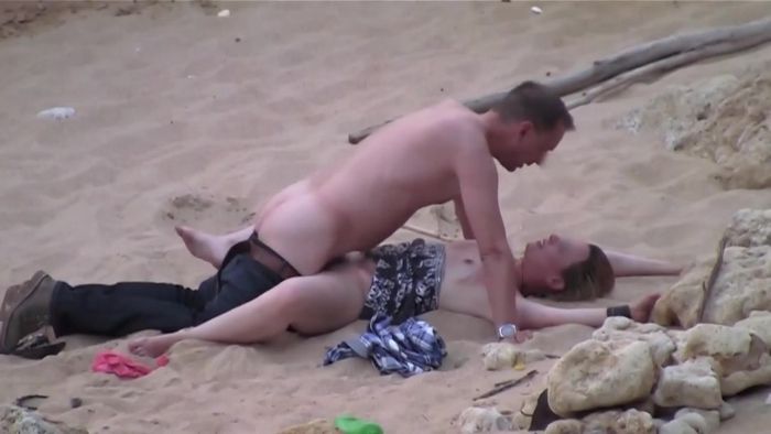 Сексуальная телка отдыхает на диком пляже со своим дружком